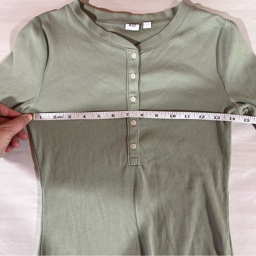 GAP~ Women’s Ribbed Short Sleeve Henley in Desert Sage Green XS - Picture 8 of 9